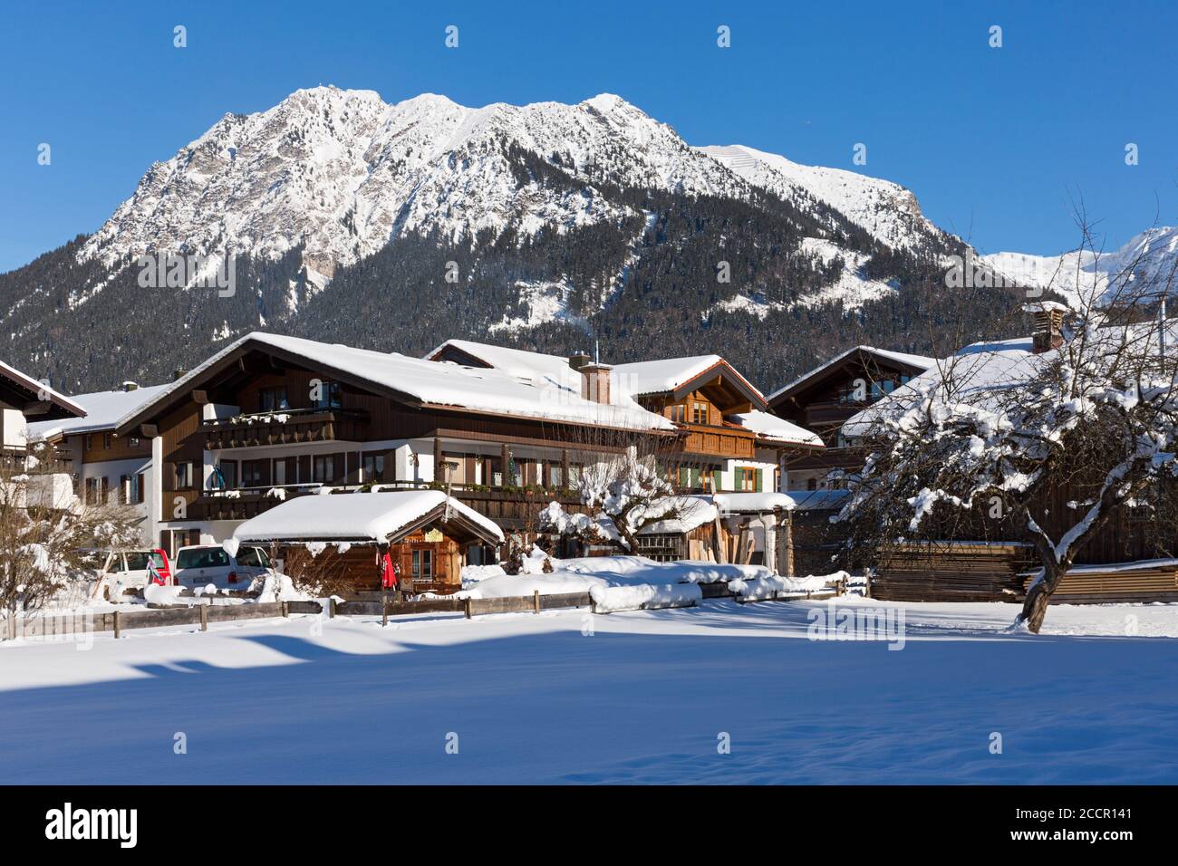 Wohnhäuser, Berge, verschneit, Oberstdorf, Allgäuer Alpen Foto Stock