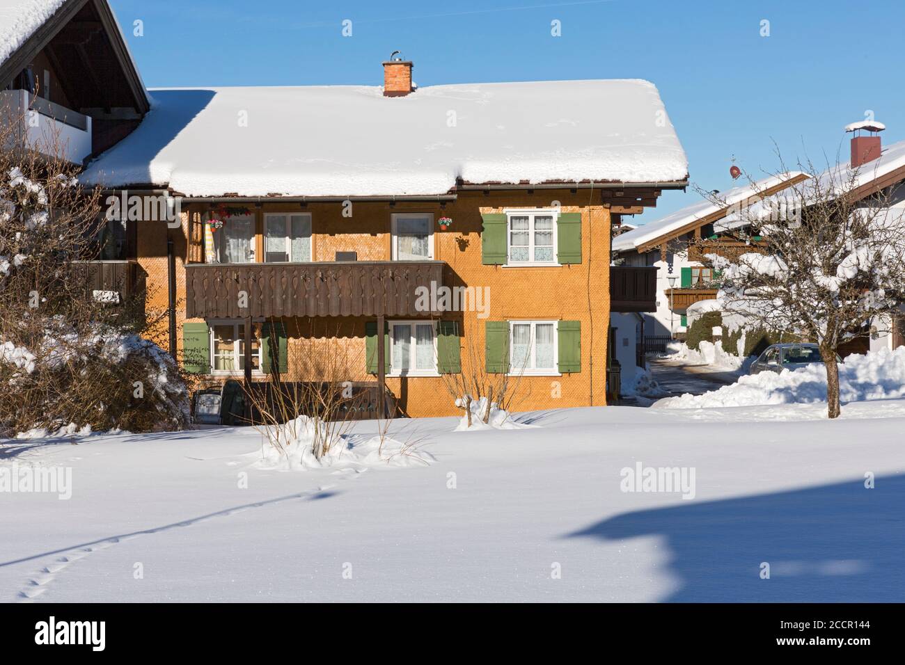 Wohnhäuser, Holzschindeln, verschneit; Oberstdorf, Allgäuer Alpen Foto Stock