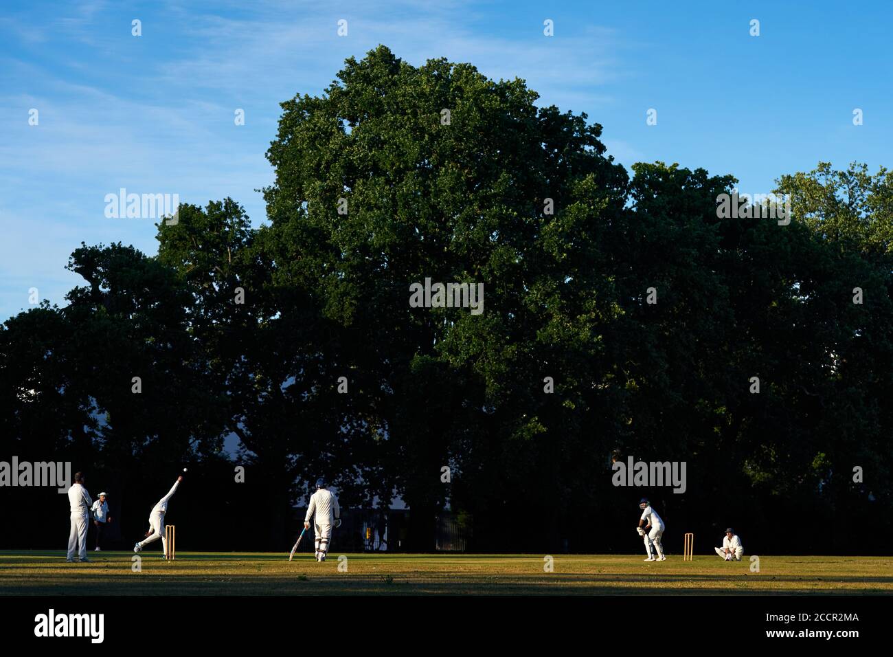 Cricket ricreativo giocato al campo di ricreazione di London Road, Camberley Foto Stock