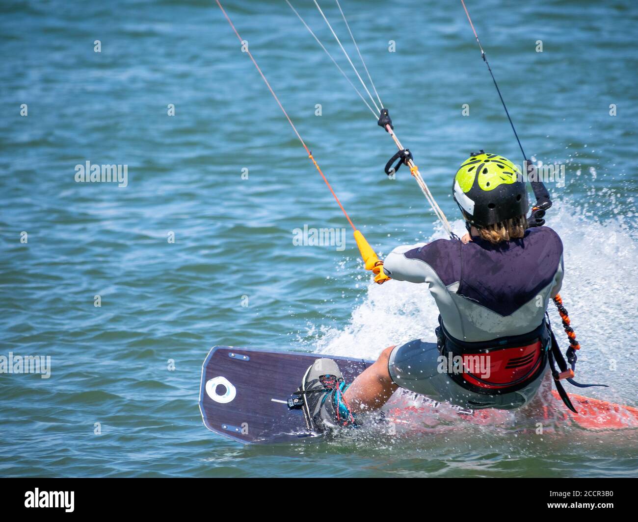 Francia - 2020 - Agosto - un kitesurfer scivola l'acqua alla massima velocità Foto Stock