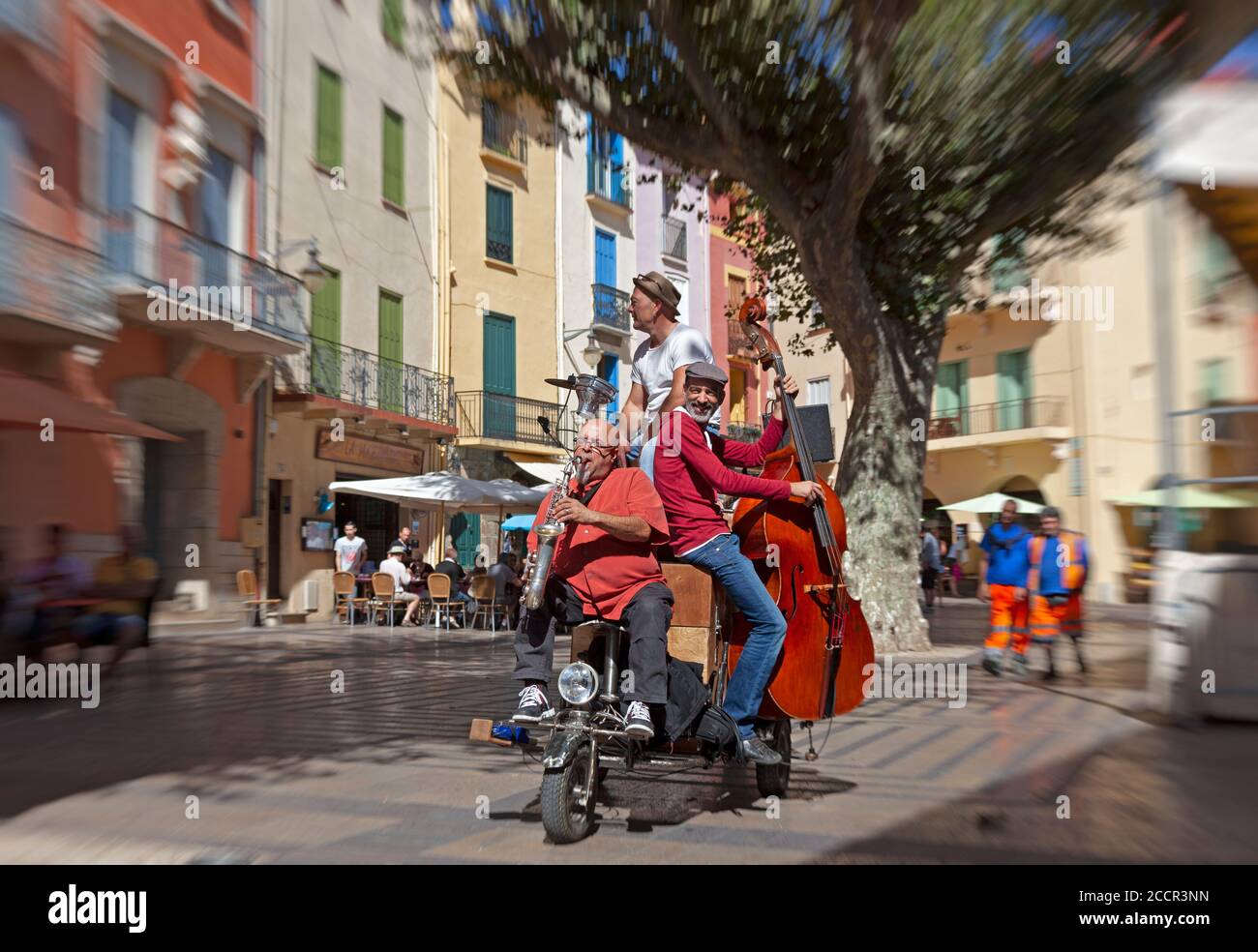 I musicisti di autobus mobile suonano nei caffè della città di Collioure, nel sud della Francia Foto Stock