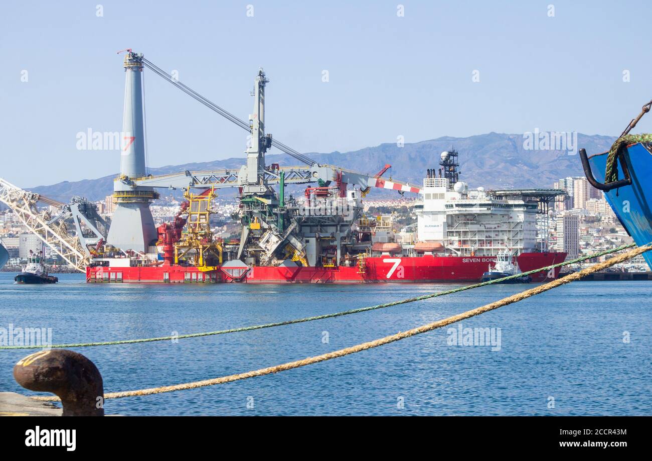 182 metri di lunghezza pipelay e pesante nave di sollevamento, Seven Borialis, essendo guidato fuori del porto di Las Palmas da rimorchiatori. Foto Stock