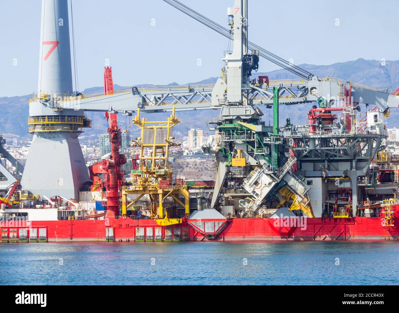 182 metri di lunghezza pipelay e pesante nave di sollevamento, Seven Borialis, essendo guidato fuori del porto di Las Palmas da rimorchiatori. Foto Stock
