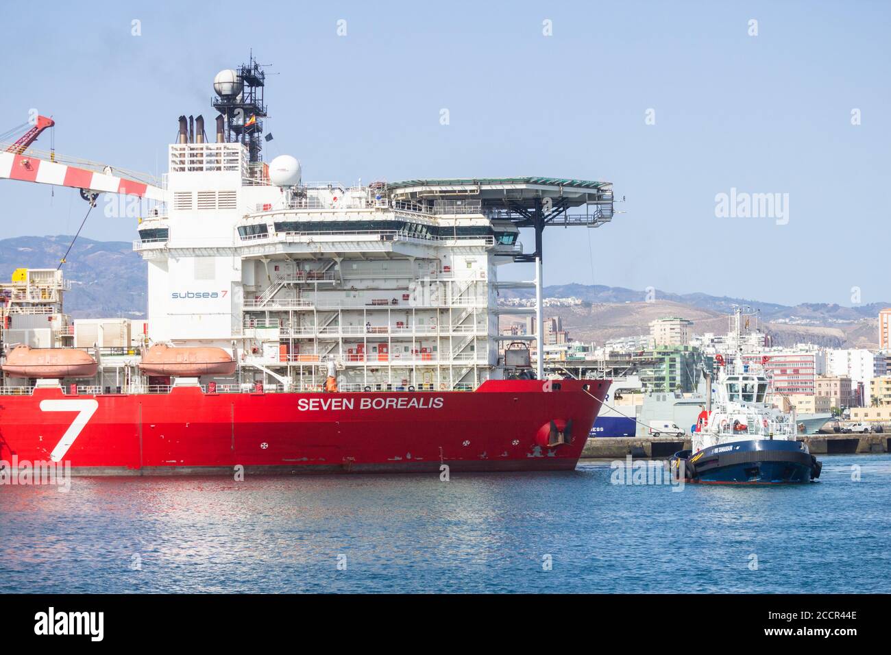 182 metri di lunghezza pipelay e pesante nave di sollevamento, Seven Borialis, essendo guidato fuori del porto di Las Palmas da rimorchiatori. Foto Stock