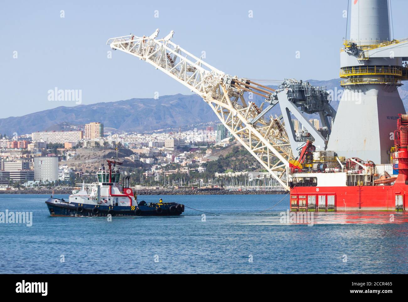 182 metri di lunghezza pipelay e pesante nave di sollevamento, Seven Borialis, essendo guidato fuori del porto di Las Palmas da rimorchiatori. Foto Stock