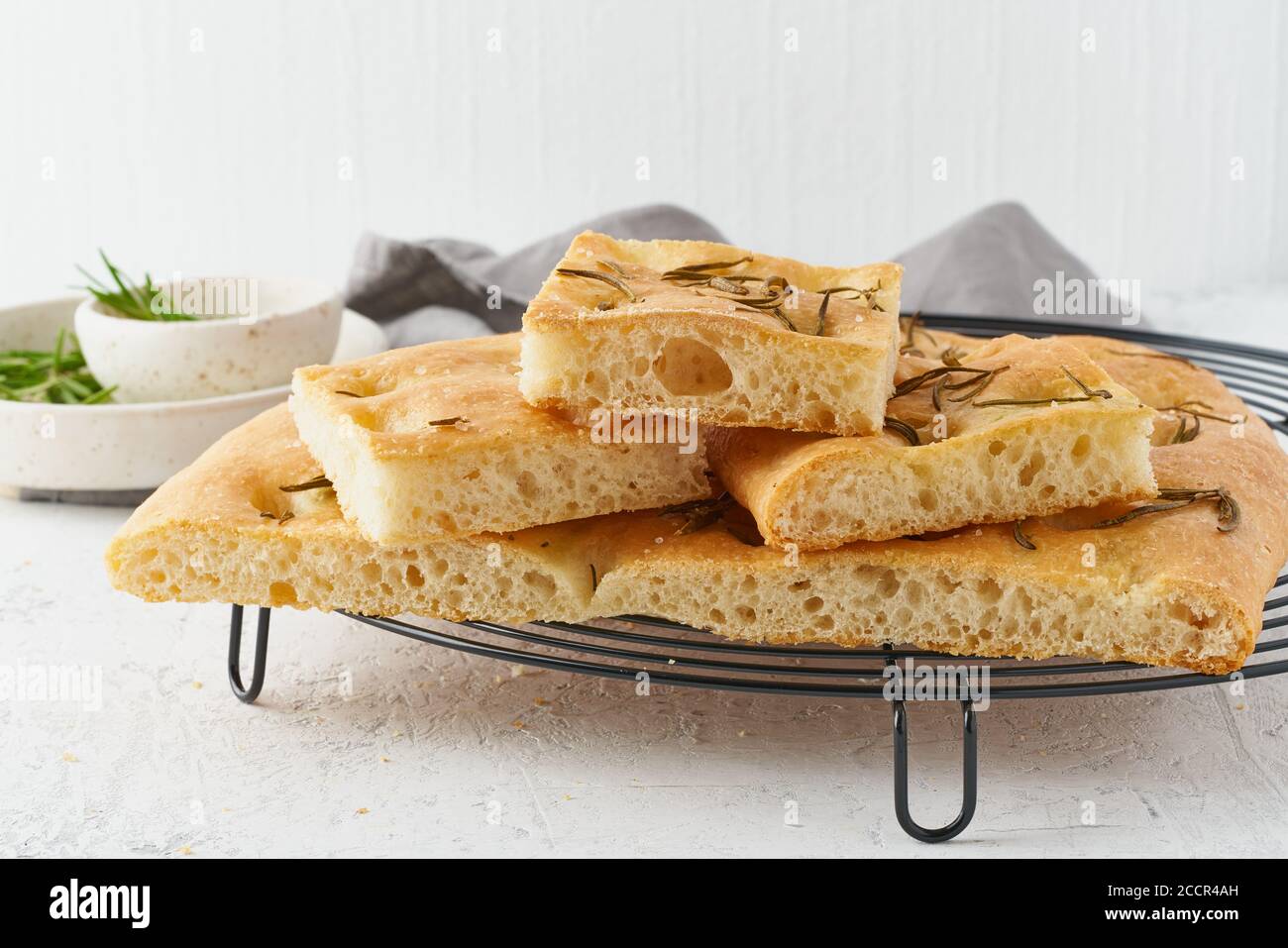 Focaccia, pizza, pane italiano piatto con rosmarino e olio d'oliva su griglia Foto Stock