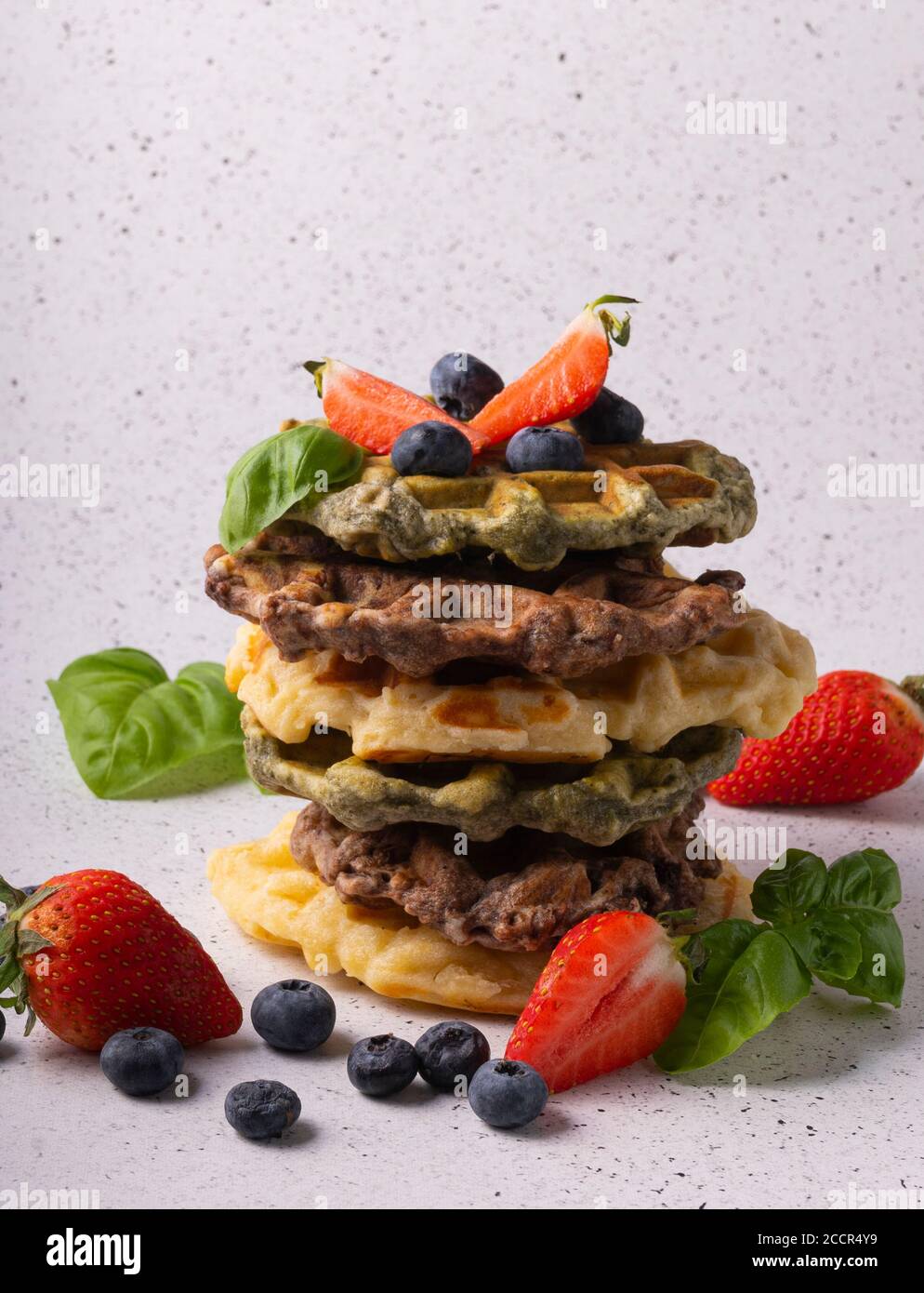 focalizzazione selettiva, cialde di cagliata con vaniglia e bacche fresche su sfondo chiaro Foto Stock
