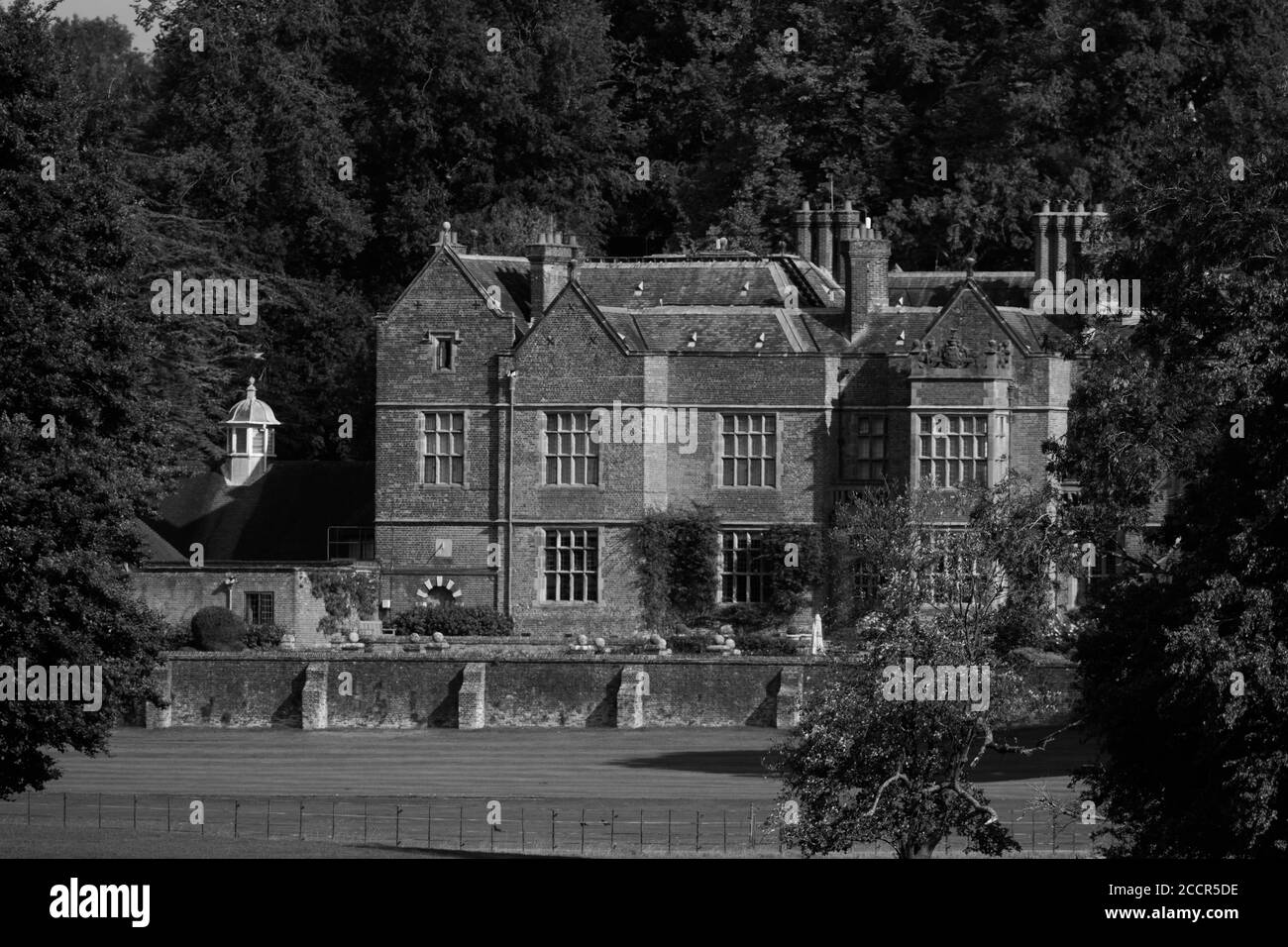 Chequers è una casa padronale in mattoni di metà del XVI secolo situata tra le Chiltern Hills nel Buckinghamshire. Nel 1921, la tenuta fu donata alla nazione b Foto Stock
