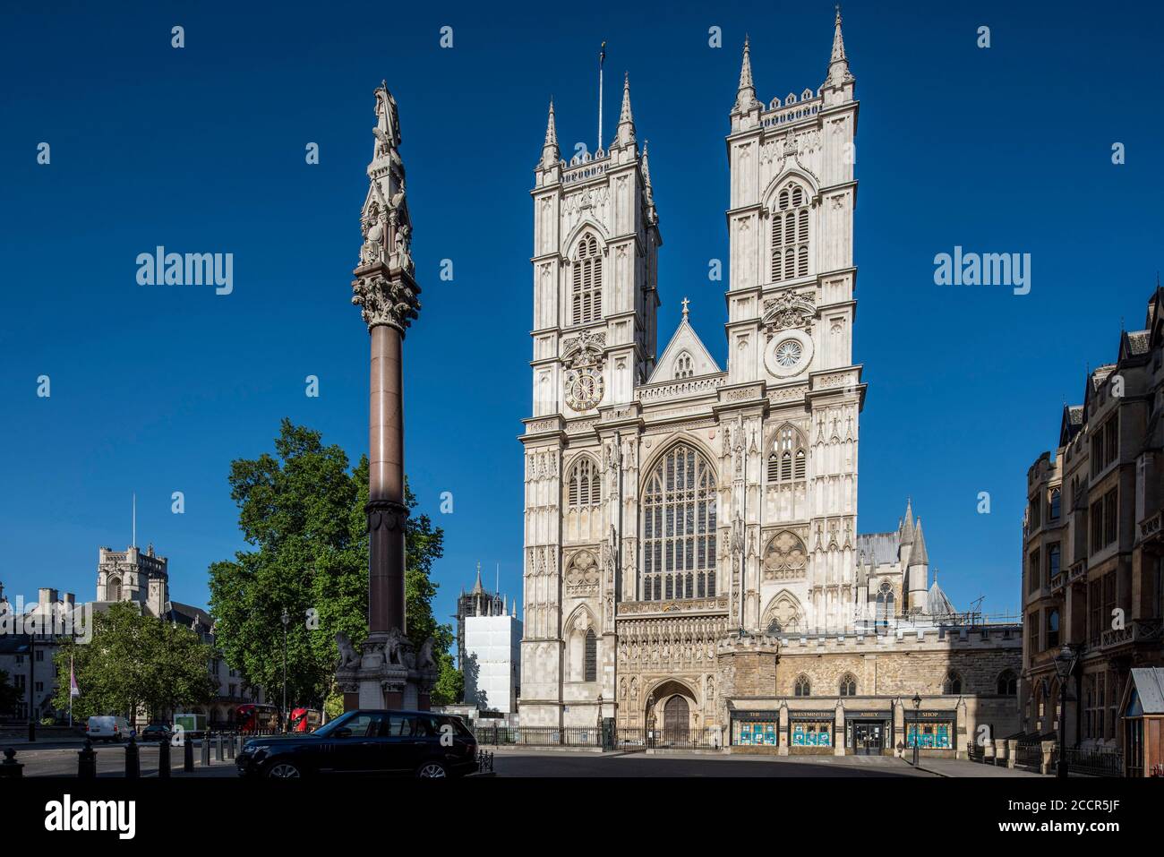 Vista leggermente obliqua della torre occidentale da sud-ovest con Crimea e Indian Mutiny Memorial visibili. Westminster Abbey, Westminster, Regno Unito. Foto Stock