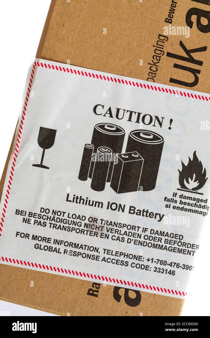 Attenzione batteria agli IONI di litio non caricare o trasportare se  Etichetta adesiva danneggiata sul pacco da Amazon Foto stock - Alamy