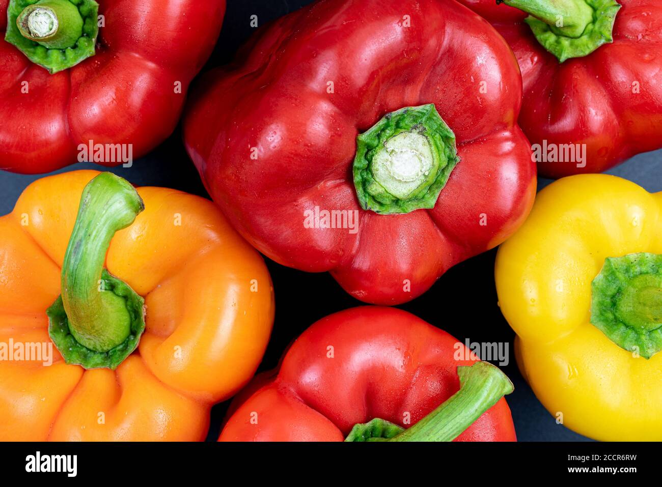 foto full-frame di peperoni rossi, arancioni e gialli Foto Stock