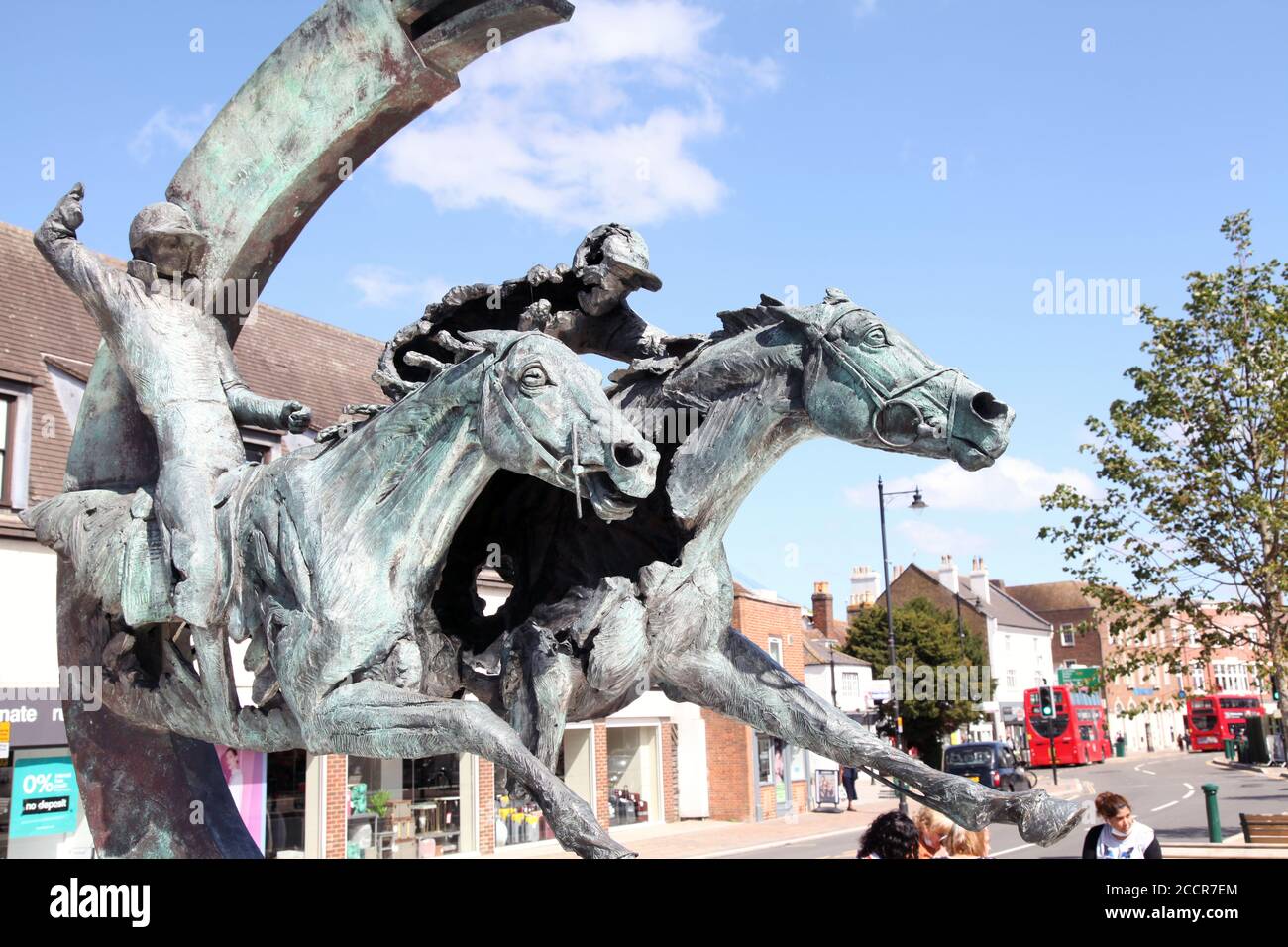 "Evocazione della velocità" mostra i vincitori di Epsom Derby Diomed e Galileo (leader) scultura Judy Boyt. Statua equestre in piedi nella Piazza del mercato di Epsom Foto Stock
