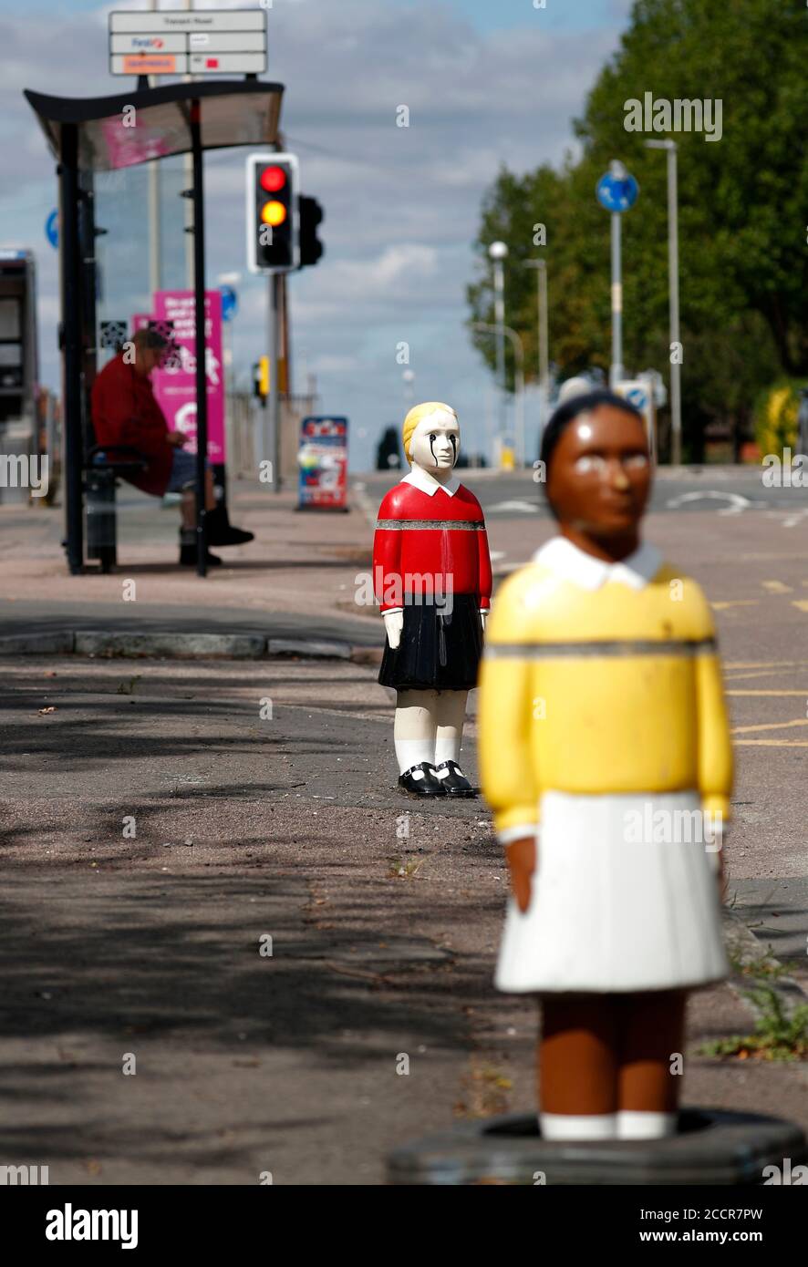 Leicester, Leicestershire, Regno Unito. 24 agosto 2020. Un bollard defaced a forma di assomigliare ad un bambino agisce come un deterrente accelerato fuori di una scuola primaria durante la pandemia del coronavirus. Il primo ministro Boris Johnson dice che Òvitally importantÓ i bambini tornano in classe. Credit Darren Staples/Alamy Live News. Foto Stock