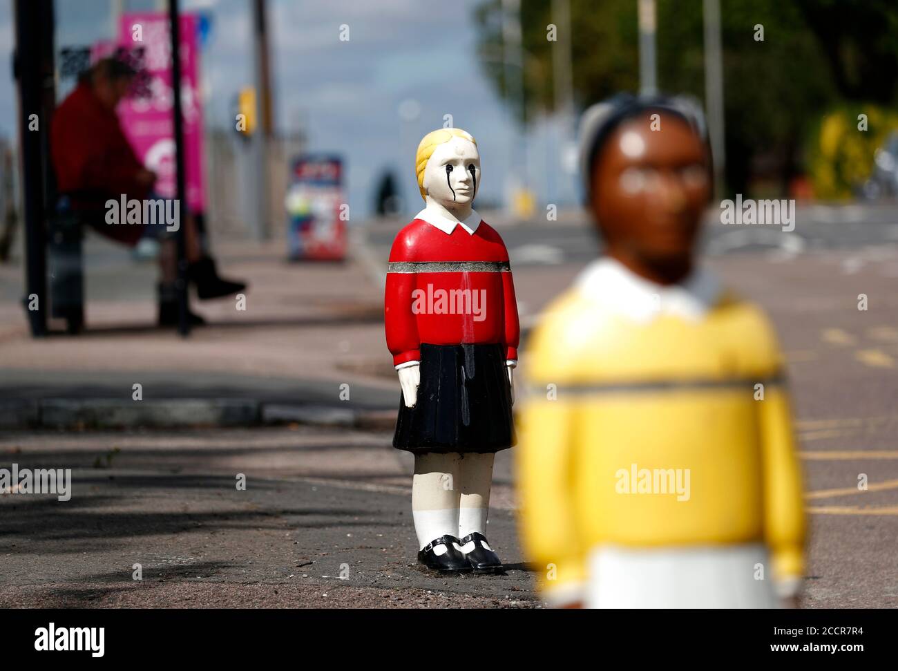 Leicester, Leicestershire, Regno Unito. 24 agosto 2020. Un bollard defaced a forma di assomigliare ad un bambino agisce come un deterrente accelerato fuori di una scuola primaria durante la pandemia del coronavirus. Il primo ministro Boris Johnson dice che Òvitally importantÓ i bambini tornano in classe. Credit Darren Staples/Alamy Live News. Foto Stock