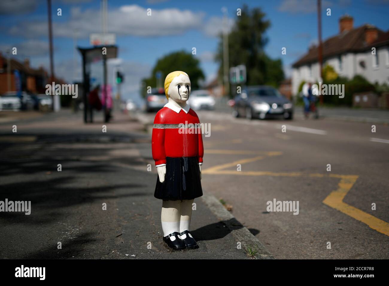 Leicester, Leicestershire, Regno Unito. 24 agosto 2020. Un bollard defaced a forma di assomigliare ad un bambino agisce come un deterrente accelerato fuori di una scuola primaria durante la pandemia del coronavirus. Il primo ministro Boris Johnson dice che Òvitally importantÓ i bambini tornano in classe. Credit Darren Staples/Alamy Live News. Foto Stock