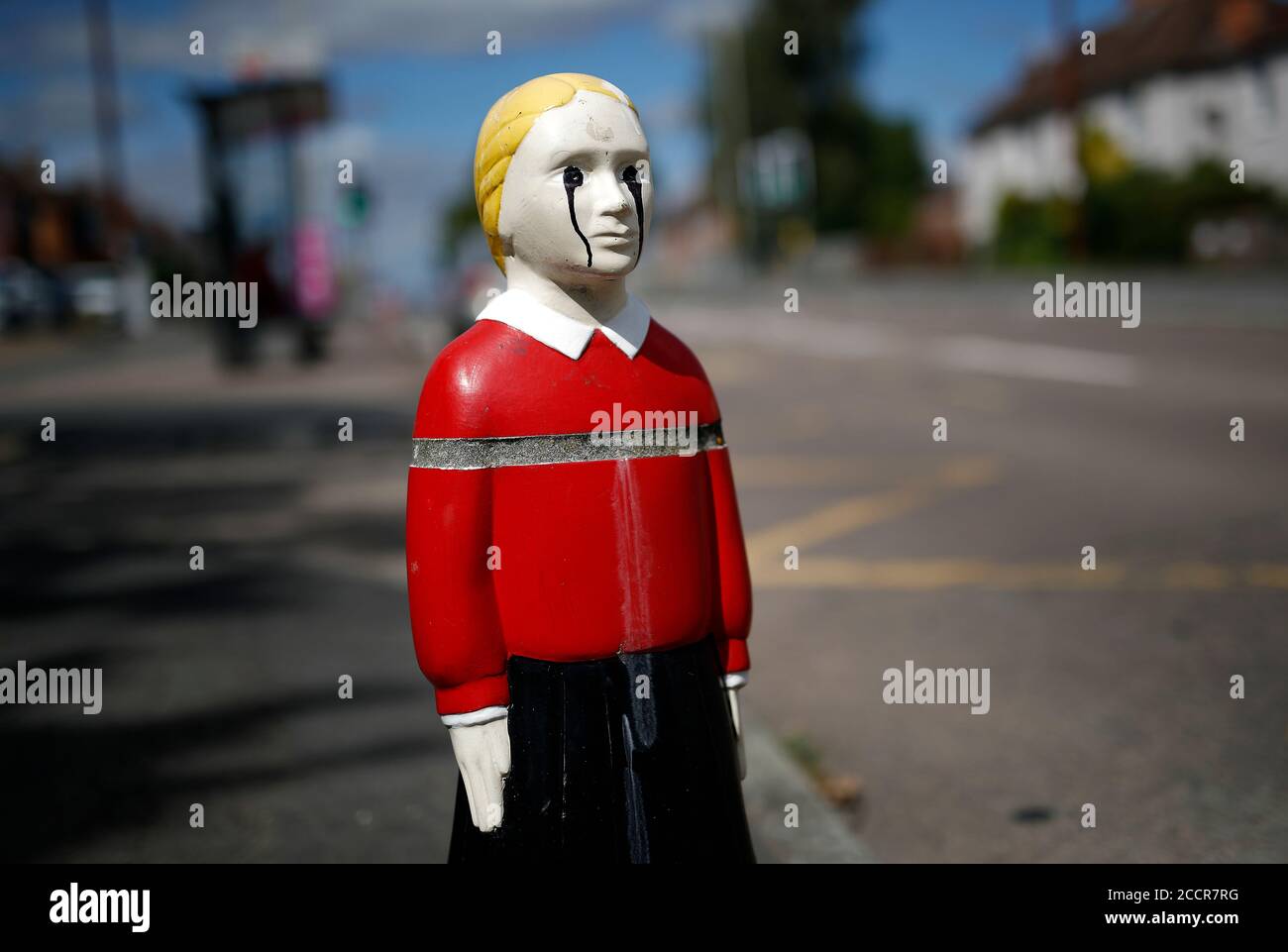 Leicester, Leicestershire, Regno Unito. 24 agosto 2020. Un bollard defaced a forma di assomigliare ad un bambino agisce come un deterrente accelerato fuori di una scuola primaria durante la pandemia del coronavirus. Il primo ministro Boris Johnson dice che Òvitally importantÓ i bambini tornano in classe. Credit Darren Staples/Alamy Live News. Foto Stock