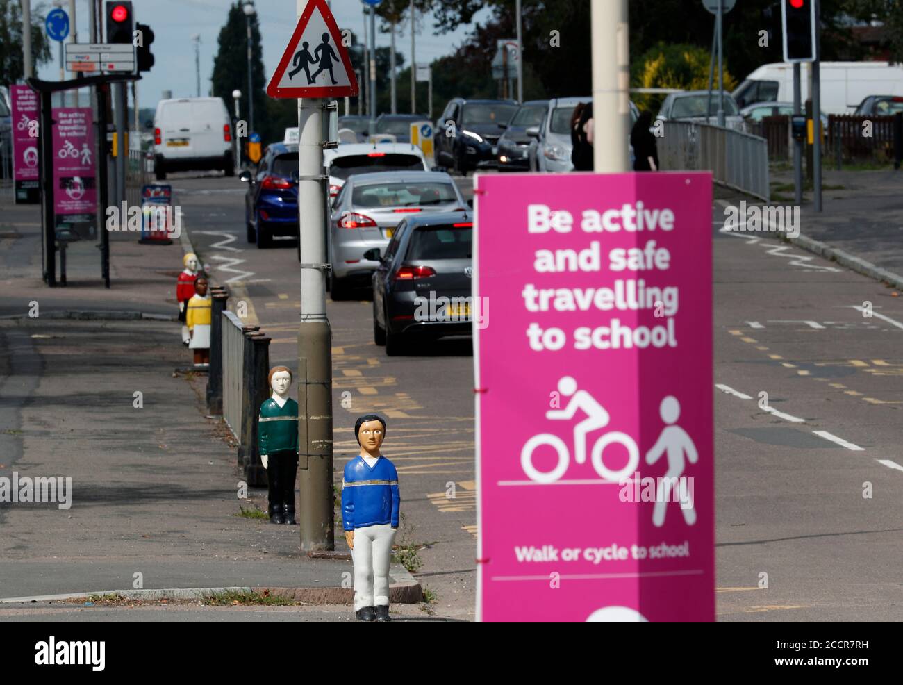 Leicester, Leicestershire, Regno Unito. 24 agosto 2020. I paletti sagomati per apparire come un bambino agiscono come un dissuasore in accelerazione al di fuori di una scuola primaria durante la pandemia del coronavirus. Il primo ministro Boris Johnson dice che Òvitally importantÓ i bambini tornano in classe. Credit Darren Staples/Alamy Live News. Foto Stock