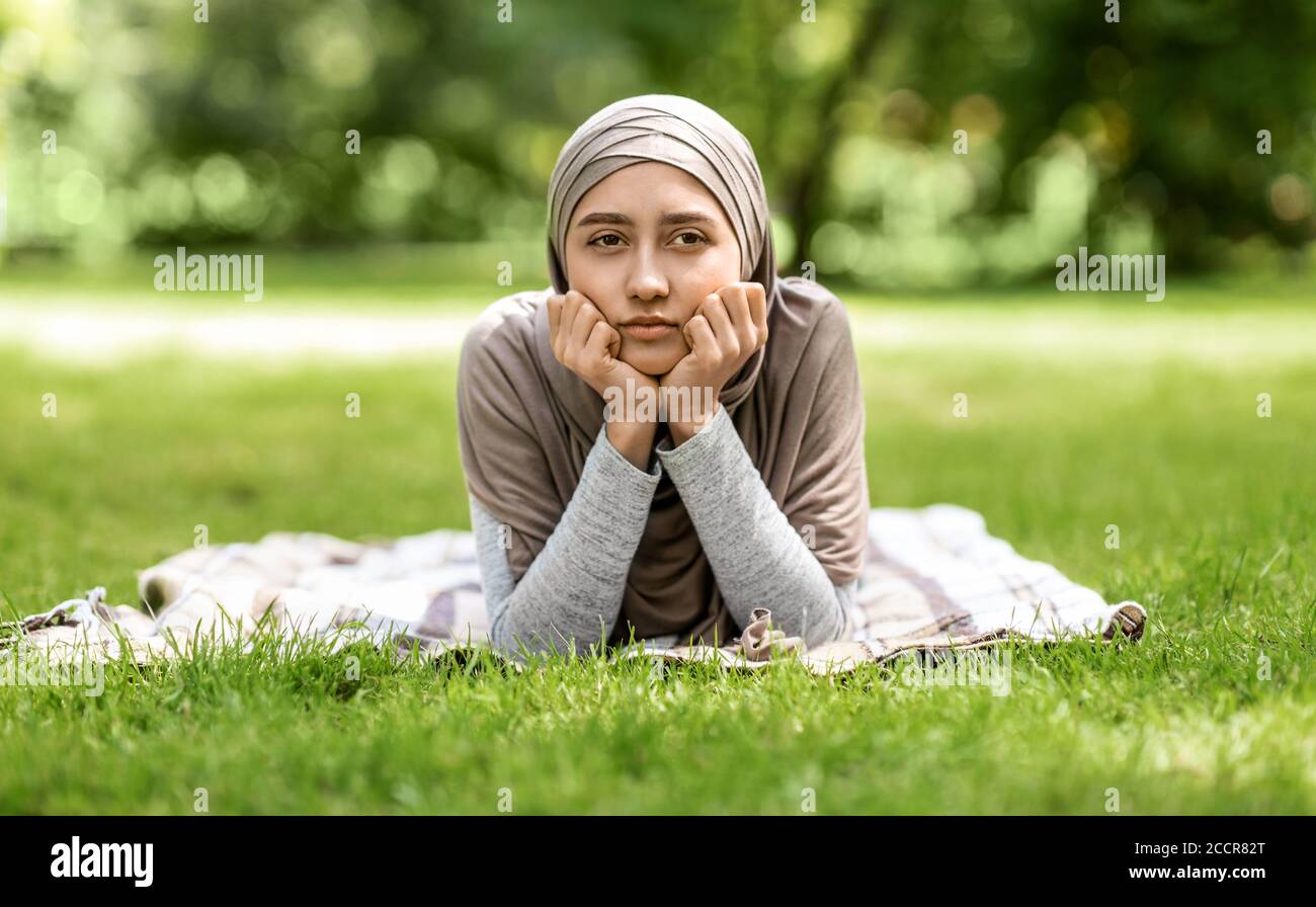 Ragazza musulmana sconvolta che passa il tempo al parco, sentendosi sola Foto Stock