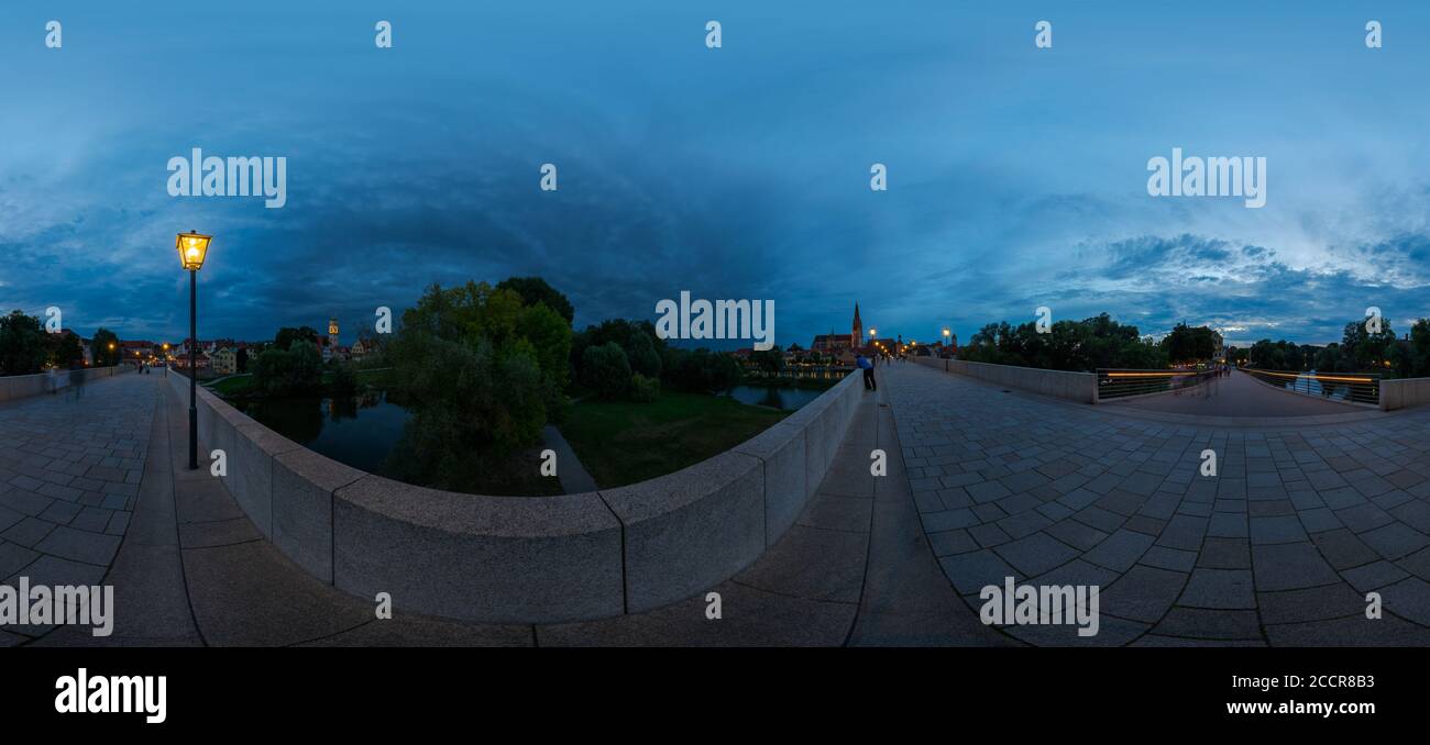 360 Grad Panorama von Regensburg, Steinerne Brücke mit Dom, blaue Stunde Foto Stock