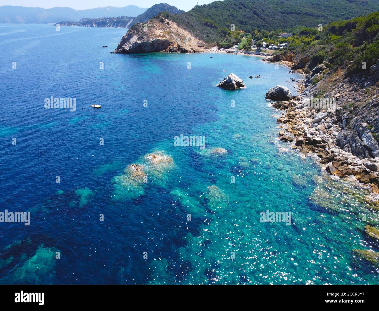 Bellissima spiaggia cristallina di Sansone, sulla costa italiana della Toscana, vista dal drone Foto Stock