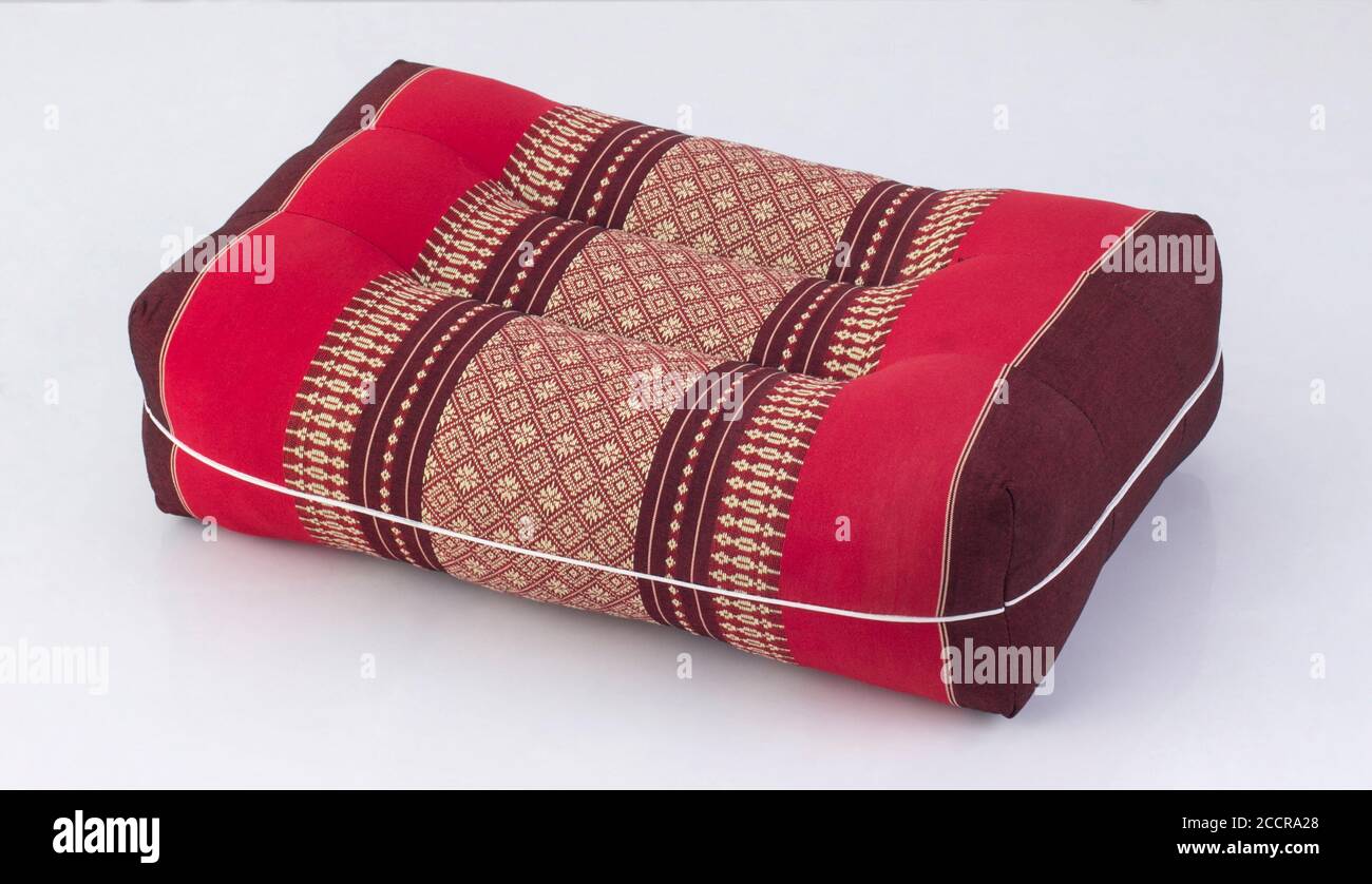 Bellissimo cuscino in stile tailandese antico isolato su sfondo bianco Foto Stock
