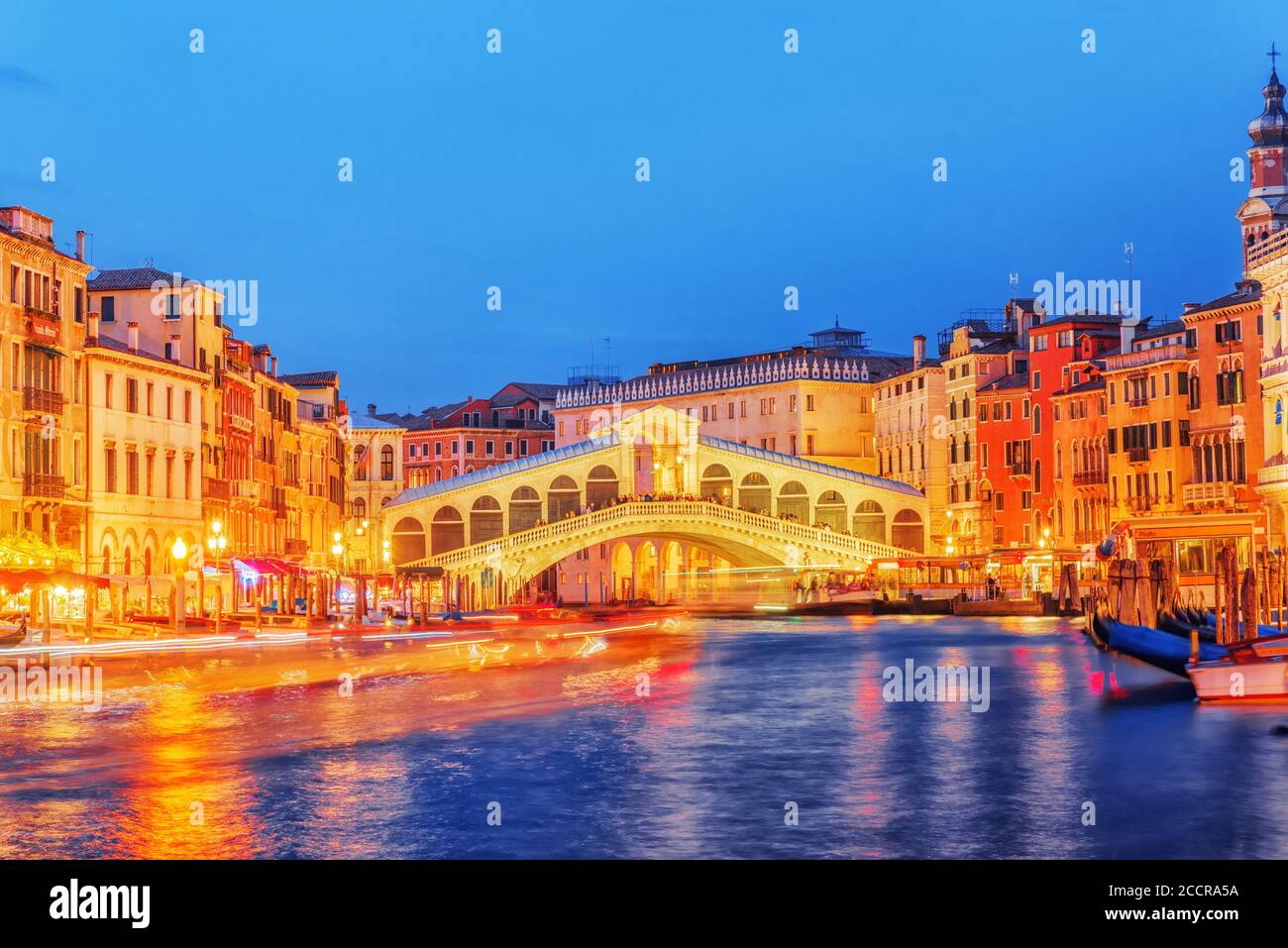 Il Ponte di Rialto (Ponte di Rialto) o Ponte dei Sospiri e la vista di uno dei più bei canali di Venezia - Grand Canal e barche e gondole, palazzi lungo. N Foto Stock