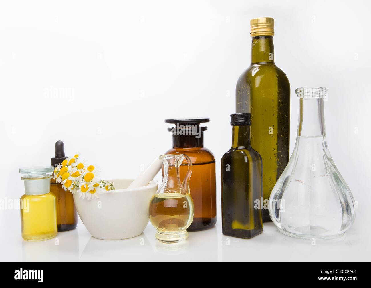 Botanica organica naturale e vetreria scientifica, medicina alternativa alle erbe. Foto Stock