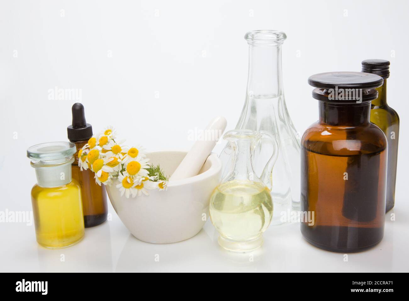 Varietà di erbe e olio essenziale - medicina alternativa. Foto Stock