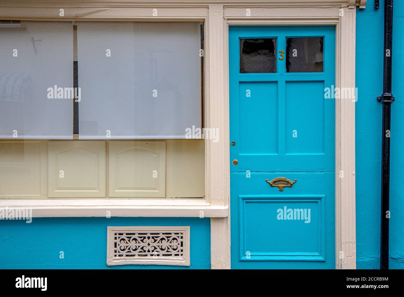 Porta blu e edificio in Lostwithiel Cornovaglia Foto Stock
