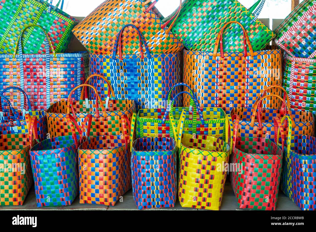 Esposizione di cestini colorati in un mercato in Birmania, Myanmar Foto Stock