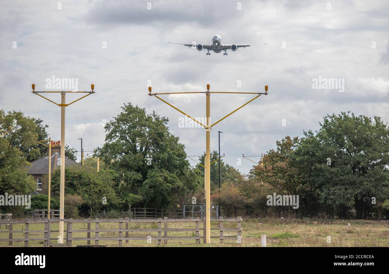 Aeroporto di Heathrow, Londra, Regno Unito. 24 agosto 2020. Air China Airbus A350 B-1085 da Pechino sull'avvicinamento finale alla pista 27L sulle luci di segnalazione delle piste Foto Stock