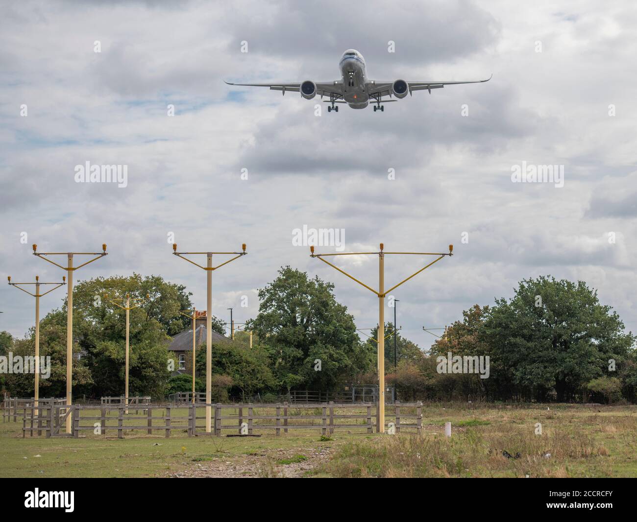Aeroporto di Heathrow, Londra, Regno Unito. 24 agosto 2020. Air China Airbus A350 B-1085 da Pechino sull'avvicinamento finale alla pista 27L sulle luci di segnalazione delle piste Foto Stock