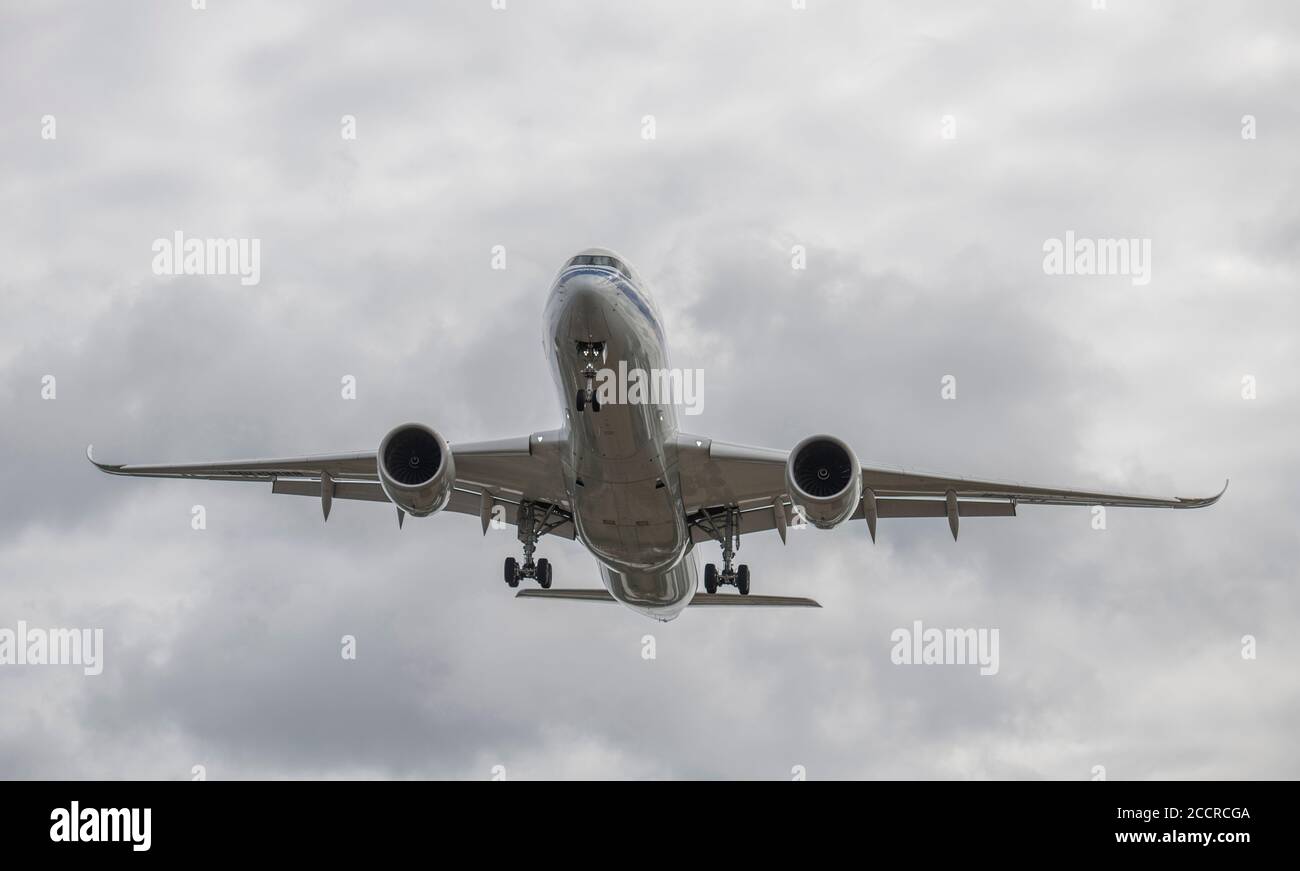 Aeroporto di Heathrow, Londra, Regno Unito. 24 agosto 2020. Air China Airbus A350 B-1085 da Pechino sull'approccio finale alla pista 27L sotto un cielo grigio. Foto Stock