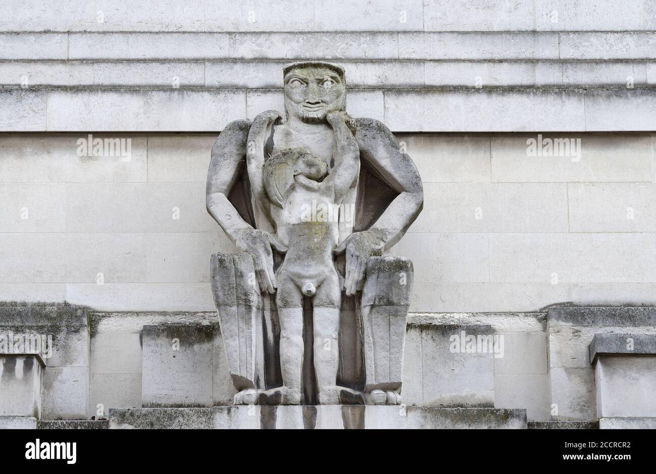 Londra, Inghilterra, Regno Unito. Stazione della metropolitana di St James's Park - 55 Broadway (1929: Charles Holden) Art Deco - Portland Stone. Jacob Epstein scultura: 'Da Foto Stock