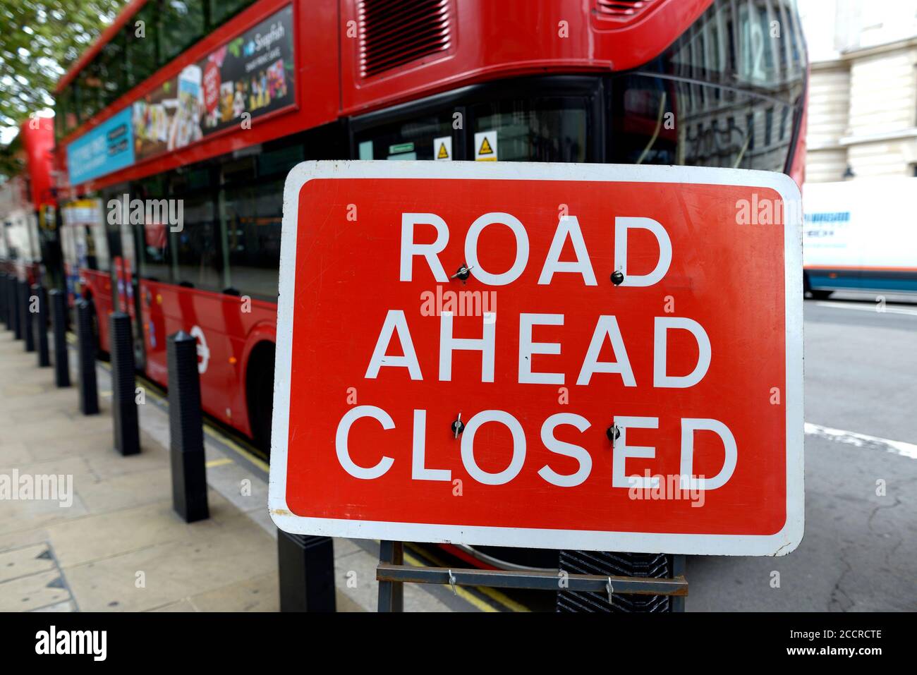 Londra, Inghilterra, Regno Unito. Road ahead cartello chiuso su Whitehall Foto Stock