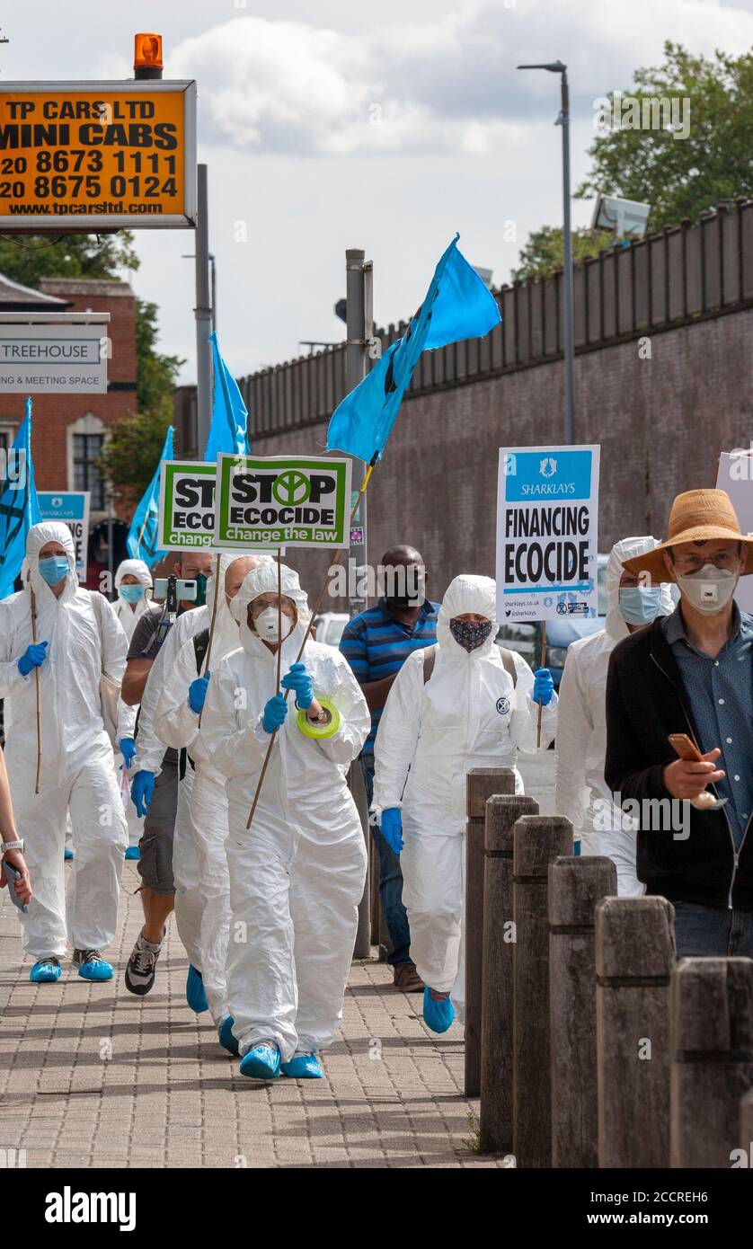 Londra, Regno Unito. 24 agosto 2020. La ribellione dell'estinzione, vestita con abiti puliti, maschere e striscioni in mano, cammina verso Barclays Bank a Balham, a sud di Londra. LA XR continua la loro campagna 'Sharklays', indagando sulla Barclays Bank per i crimini contro l'umanità e il pianeta. XR dichiara che Barclays è ora il più grande investitore europeo in combustibili fossili. Credit: Neil Atkinson/Alamy Live News Foto Stock