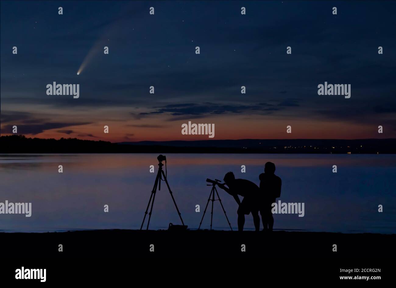 La cometa Neoswise e alcune persone che si stagliano dal fiume Ottawa guardando e fotografando la cometa Foto Stock