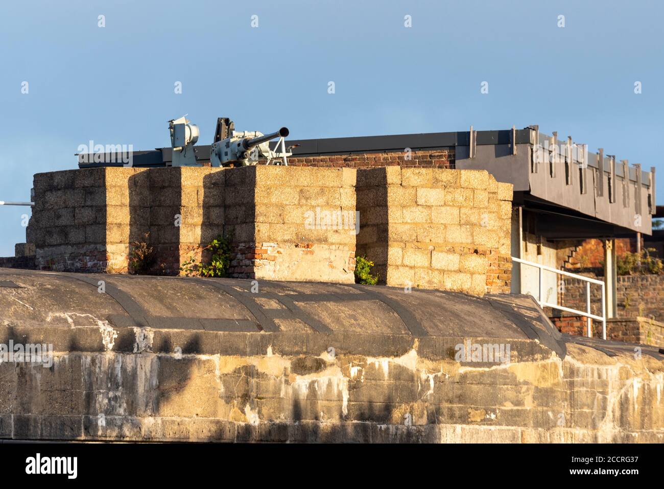 Bofors 40 mm pistola anti-aereo sul tetto di a Coalhouse Fort, East Tilbury, Thurrock, Essex, UK. Pistola Bofors in tempo di guerra in emplement pistola fortificata Foto Stock