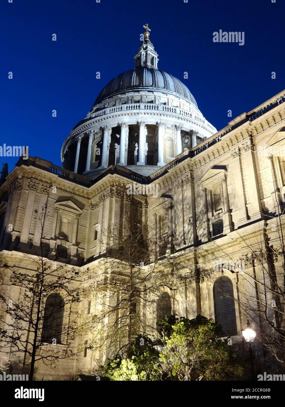 Cattedrale di St Paul, Londra, Inghilterra, costruita di notte Sir Christopher Wren è una popolare destinazione turistica stock di punti di riferimento per le attrazioni p Foto Stock