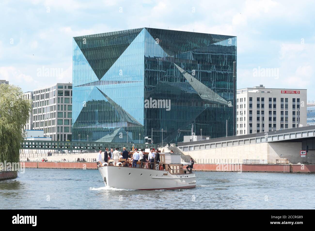 Gita in barca a Berlino Germania sul fiume Sprea con il Nuovo edificio per uffici Cube Berlino dietro l'estate 2020 Foto Stock