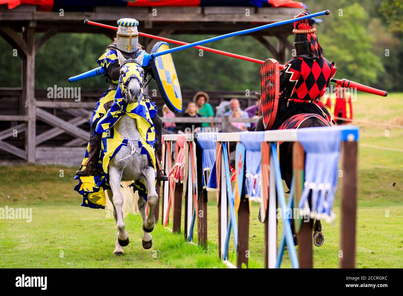 La giostra medievale tornò al Castello e ai Giardini di Hever a Kent questo fine settimana a seguito di una serie di eventi annullati durante l'estate a causa di Coronavirus. Gli attori che compongono ‘i Cavalieri dell'Inghilterra reale’ sono raffigurati per intrattenere la folla con esilaranti esposizioni di azione, acrobazie, cascate e combattimenti in un'autentica arena completa di Royal Box. La giostra torna per le festività del prossimo fine settimana. I biglietti devono essere prenotati in anticipo. Il castello di Hever ha commentato a causa di Covid-19: "Normalmente una giornata di giostre attirerebbe fino a 4,500 visitatori, ma il castello di Hever è attualmente in esecuzione a und Foto Stock