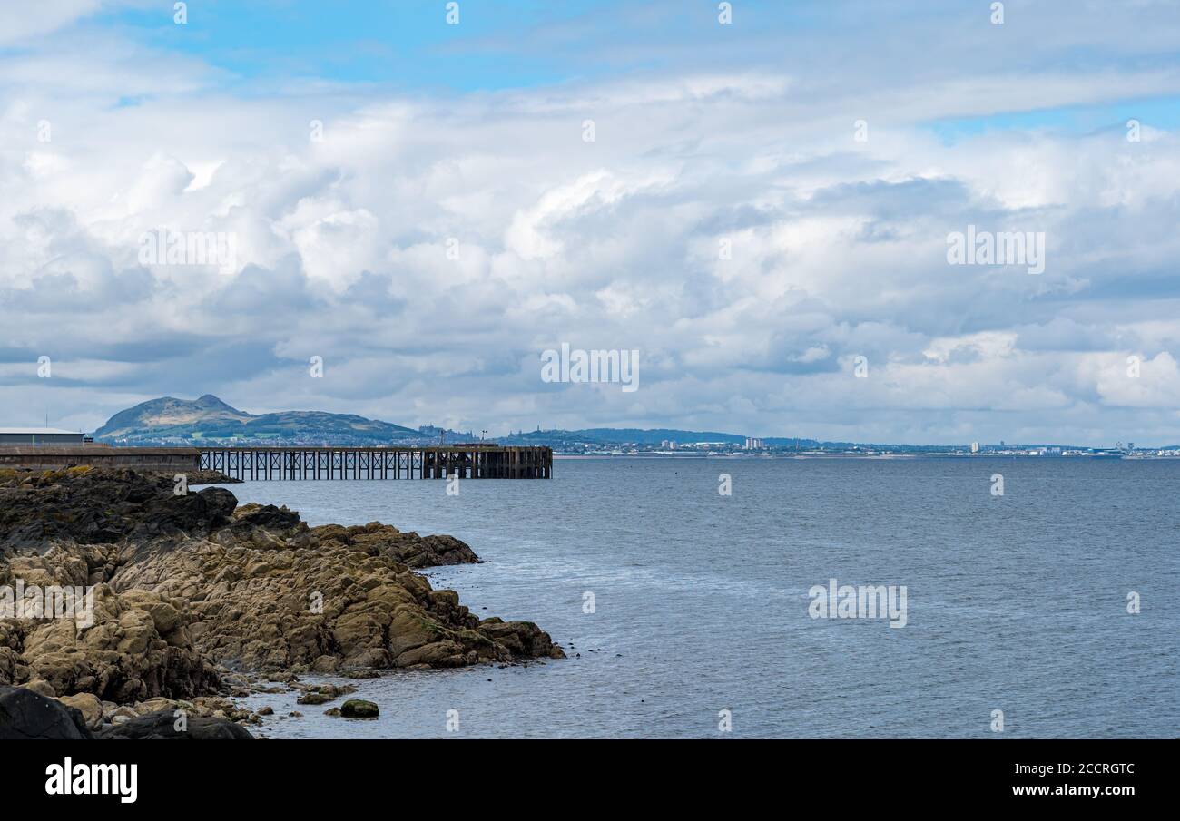 Molo disutilizzato presso l'ex centrale a carbone e vista di Edimburgo e Arthur's Seat, Cockenzie, East Lothian, Scozia, Regno Unito Foto Stock