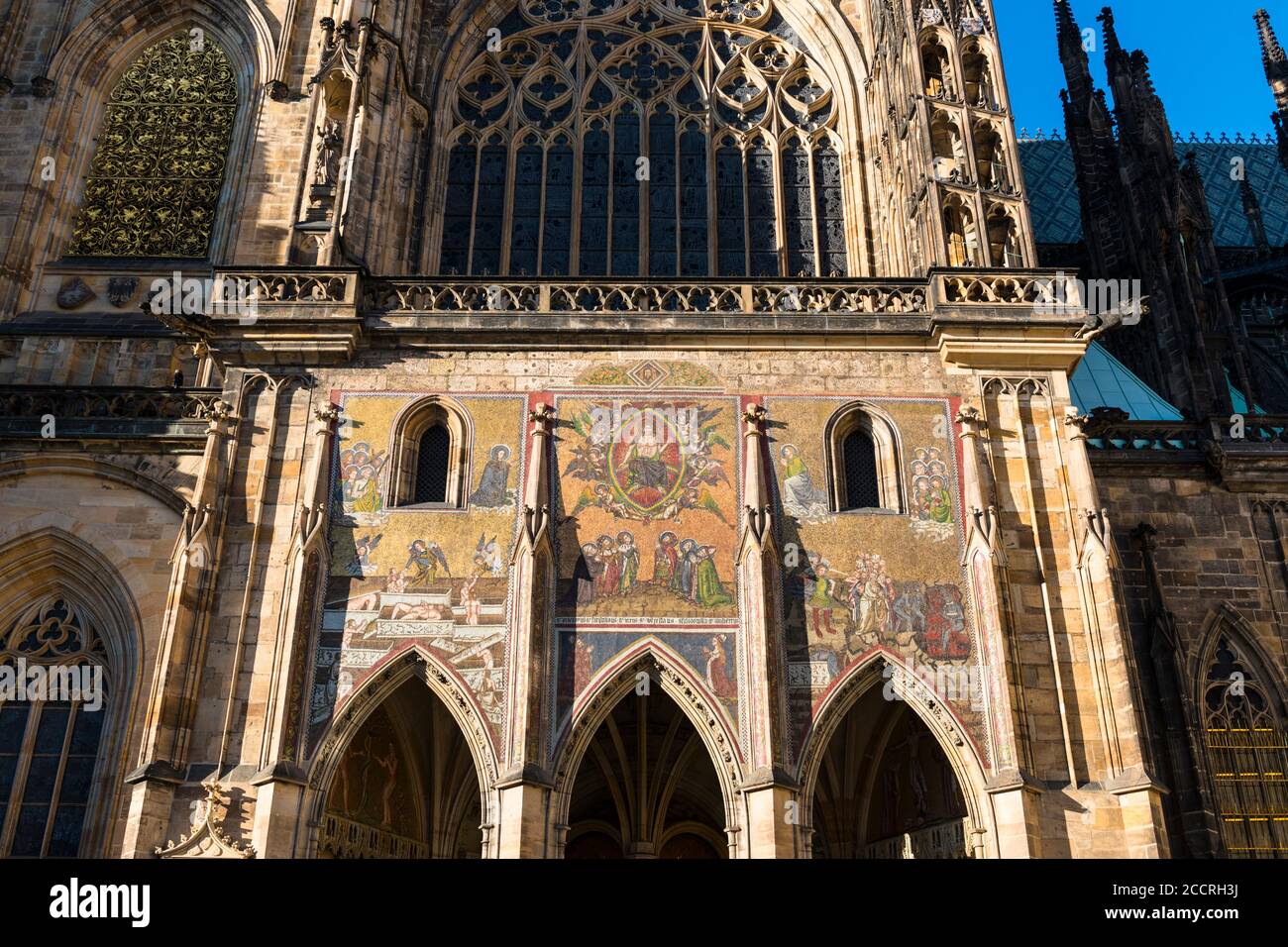 Porta d'Oro, (Zlata brana) decorata con mosaico del Giudizio universale del XIV secolo recentemente restaurato, sul lato sud della Cattedrale di San Vito, Praga Foto Stock