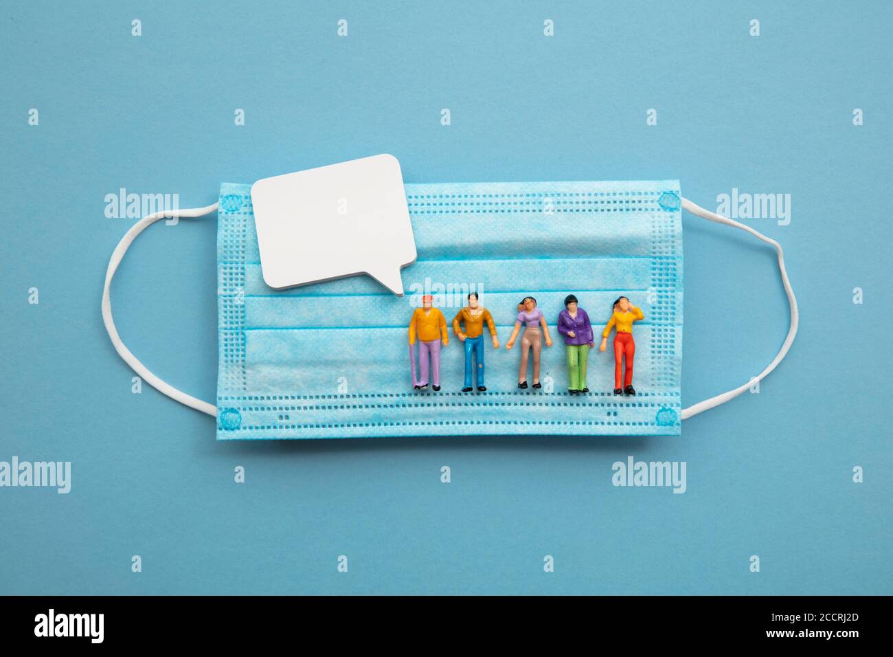 L'opinione pubblica del coronavirus. La gente e la bolla di parola su una maschera Foto Stock