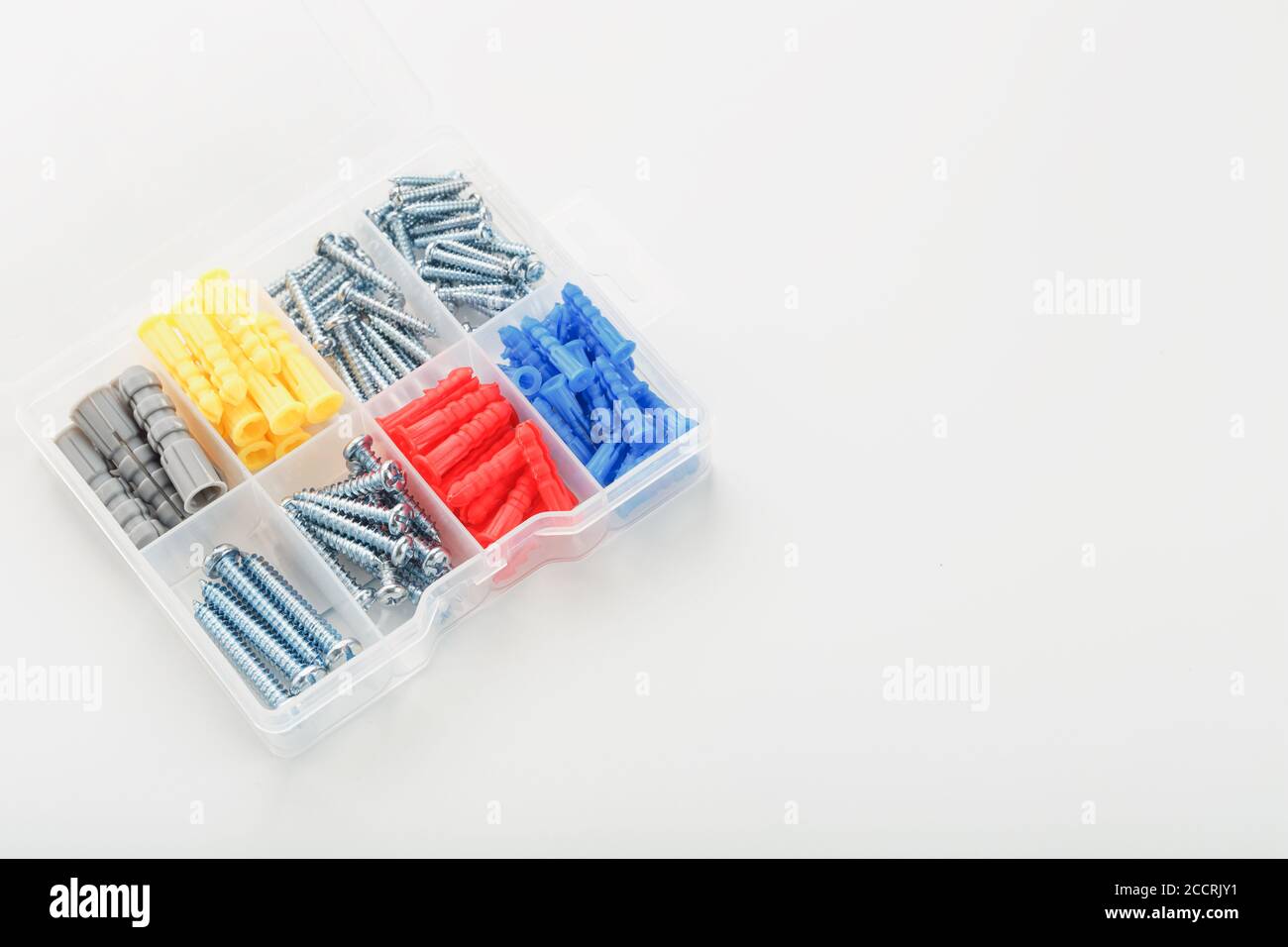 Scatola con viti e tasselli in plastica di diverse dimensioni, per la riparazione e l'installazione. Foto Stock