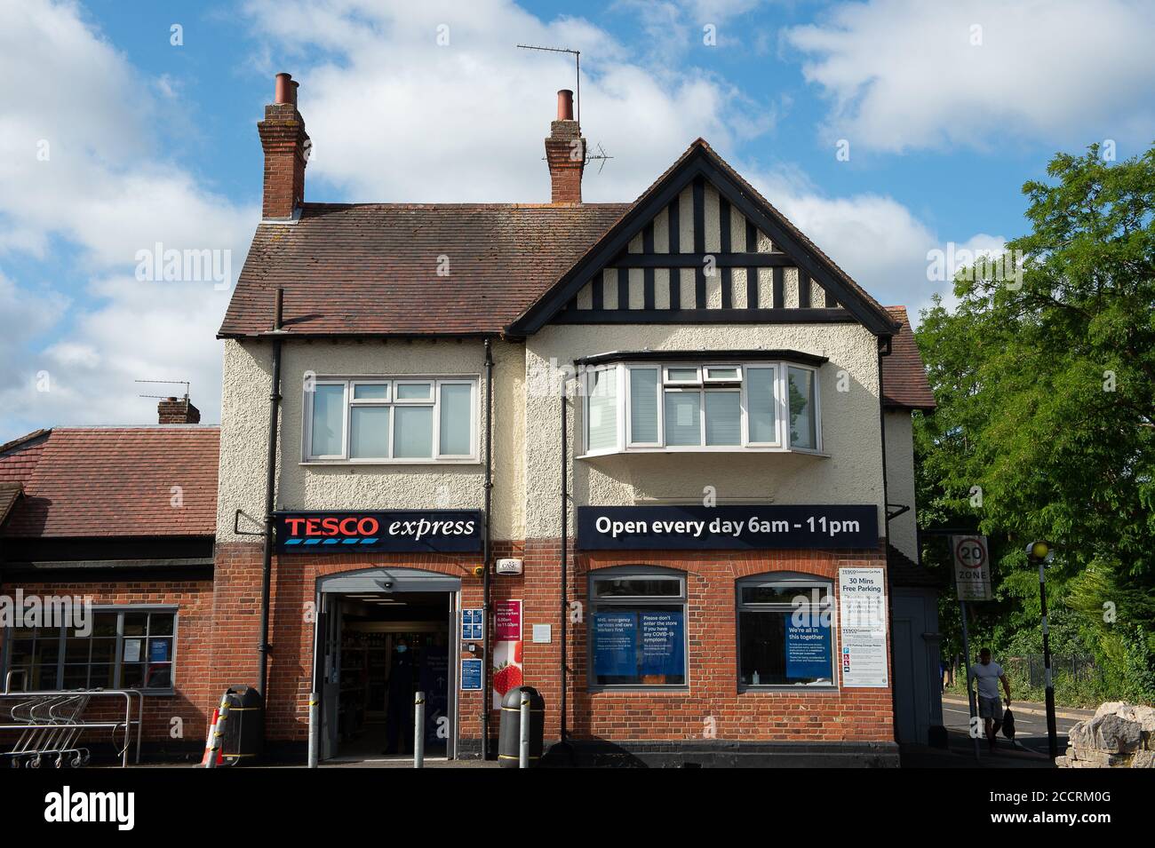 Dedworth, Windsor, Berkshire, Regno Unito. 6 Giugno 2020. I negozi locali espresso come Tesco Express a Dedworth, Windsor, Berkshire continuano a sostenere le comunità locali durante la pandemia di blocco del Coronavirus Covid-19, in quanto sono rimasti aperti per lo shopping essenziale. Credito: Maureen McLean/Alamy Foto Stock