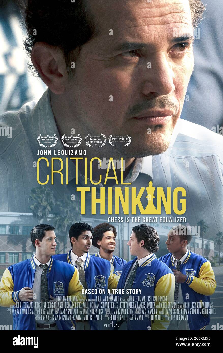 Critical Thinking (2020) diretto da John Leguizamo e interpretato da John Leguizamo, Rachel Bay Jones, Michael Kenneth Williams e Corwin C. Tuggles. Vera storia del maestro di scuola superiore Mario Martinez della Miami Jackson High School che ha guidato la sua squadra di scacchi a diventare la prima scuola interna della città a vincere il campionato nazionale di scacchi degli Stati Uniti. Foto Stock