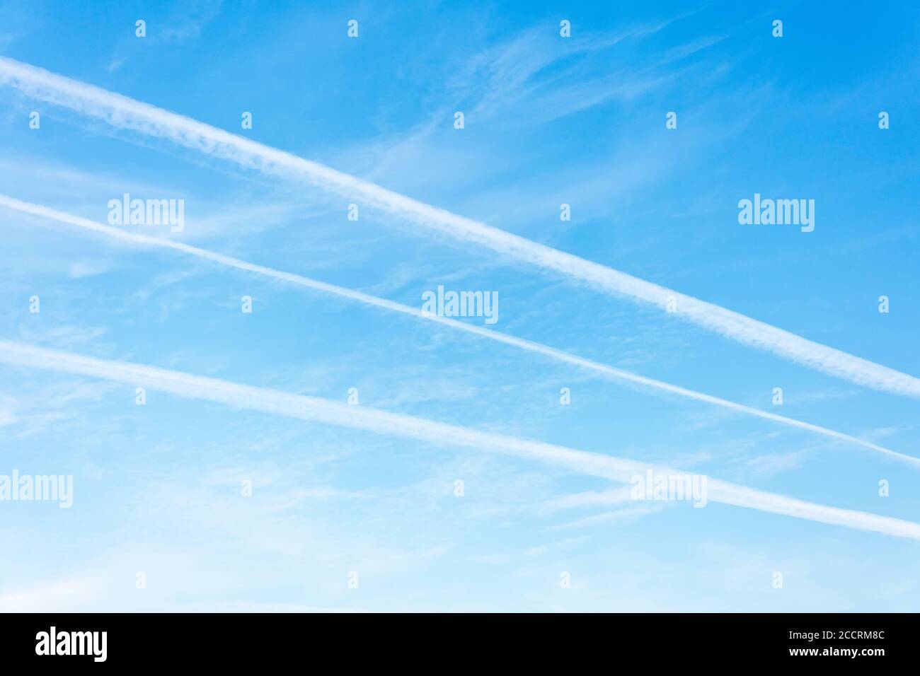 Tre percorsi per jet nel cielo blu Foto Stock