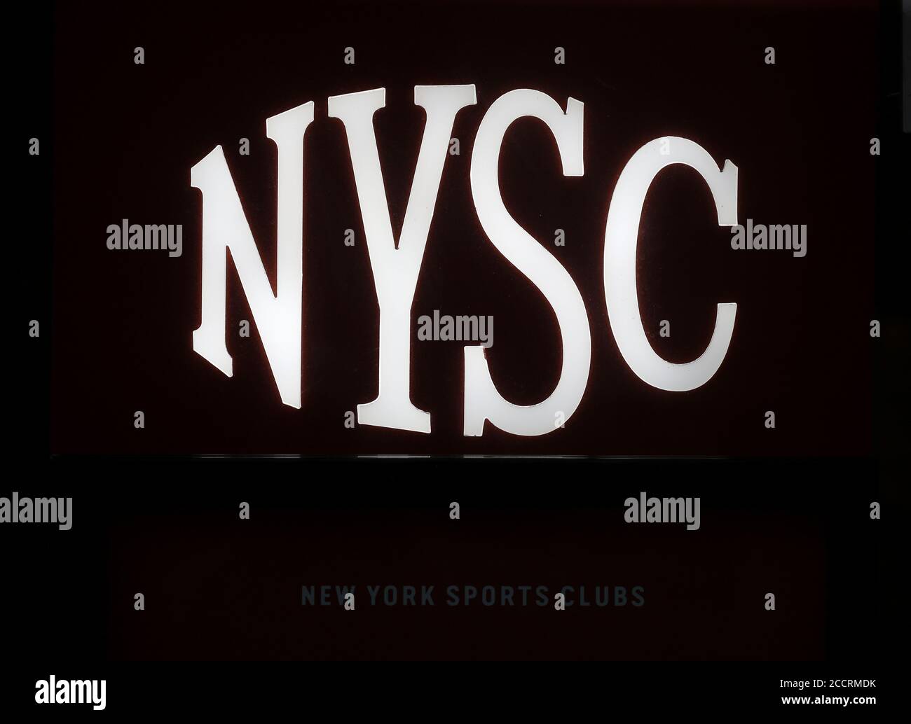 New York, Stati Uniti. 24 Agosto 2020. Un cartello per il New York Sports Club è appeso a Lower Manhattan a New York City lunedì 24 agosto 2020. Le palestre possono riaprire al 33% di capacità in tutto lo stato di New York, ma non in città. Foto di John Angelillo/UPI Credit: UPI/Alamy Live News Foto Stock
