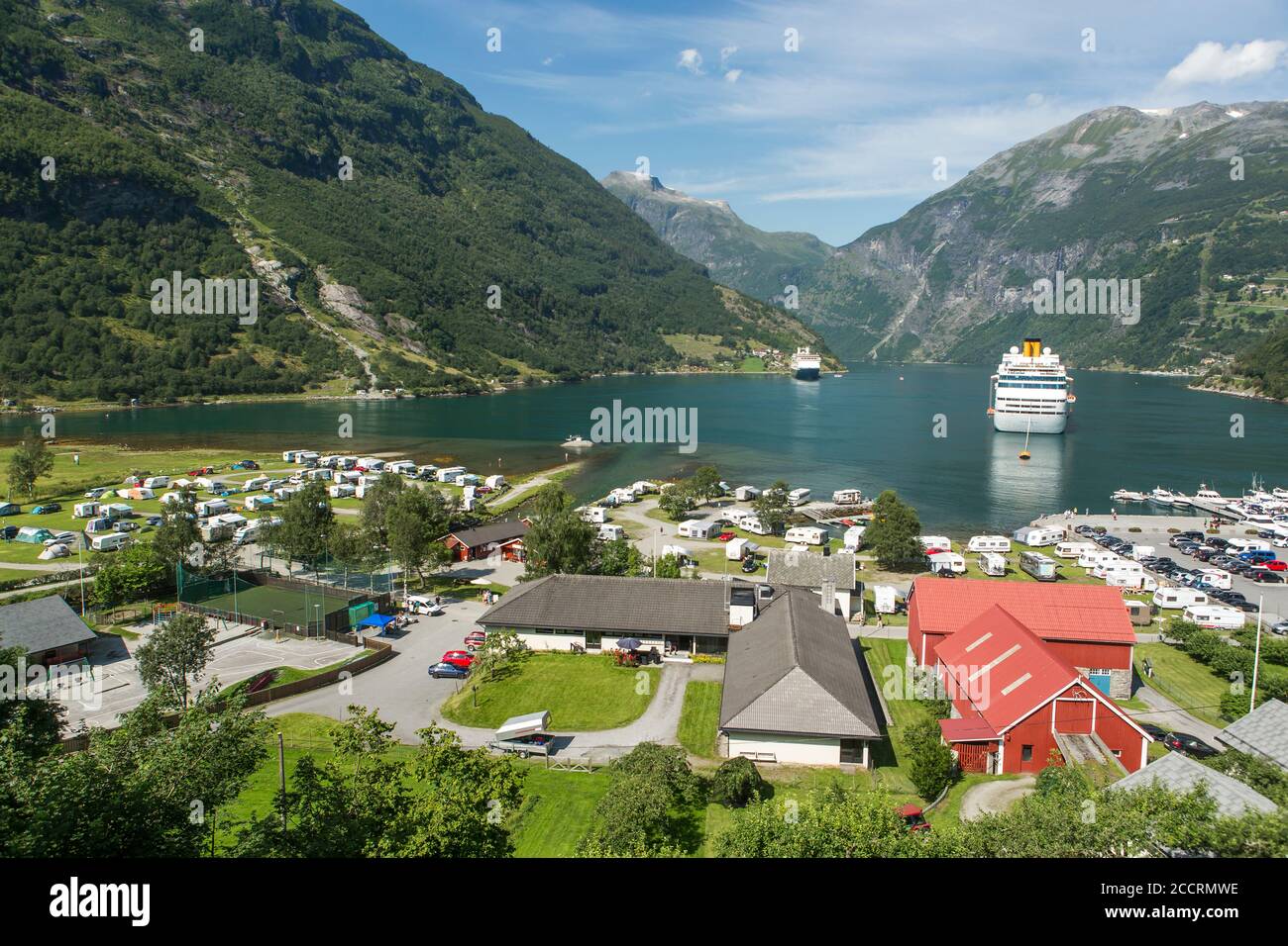 Vista sul campo situato in posizione mozzafiato presso il fiordo di Geiranger. Foto Stock